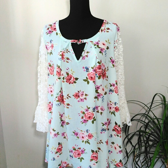 Ty Alexander's floral blouse with lace sleeves - Picture 1 of 8